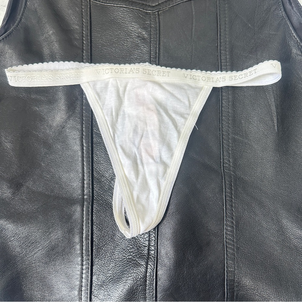 VTG Victoria’s Secret Y2K white scalloped v-string thong panty Small